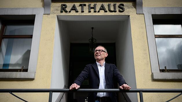 Der B&uuml;rgermeister von Burladingen wechselt seine Partei zur AfD. Er meint, dass dies seine Privatsache sei. Das sehen andere aus der Kleinstadt anders.Symbolfoto: Sina Schuldt/dpa