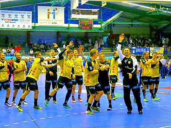 Hüpfend verabschiedeten sich die Coburger Handballer am Freitagabend von ihren treuen Fans in Aue (von links): Lukas Wucherpfennig, Sebastian Weber, Jakob Knauer, Patryk Foluszny, Benedikt Kellner, Romas Kirveliavicius, Florian Billek (verdeckt), Markus Hagelin, Felix Sproß, Stefan Lex, Oliver Krechel, Till Riehn und Dominic Kelm.