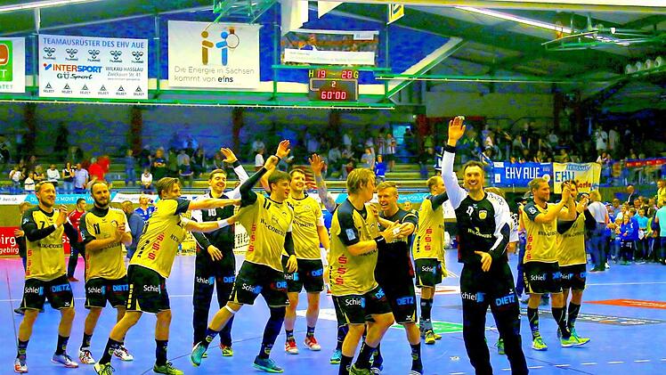 Hüpfend verabschiedeten sich die Coburger Handballer am Freitagabend von ihren treuen Fans in Aue (von links): Lukas Wucherpfennig, Sebastian Weber, Jakob Knauer, Patryk Foluszny, Benedikt Kellner, Romas Kirveliavicius, Florian Billek (verdeckt), Markus Hagelin, Felix Sproß, Stefan Lex, Oliver Krechel, Till Riehn und Dominic Kelm.