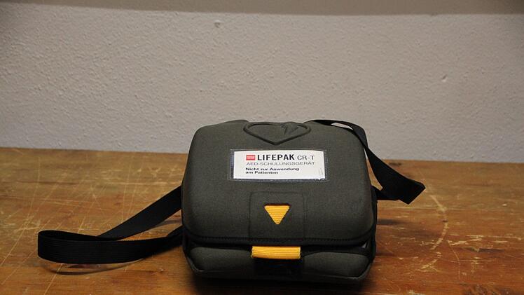 Darf in keinem Rettungswagen fehlen: der Defibrillator. Foto: Ulrike Müller