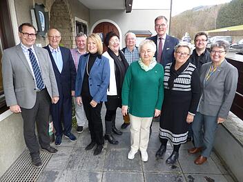Unser Bild zeigt (von links nach rechts) Bürgermeister Roland Wolfrum, Harald Fraas, Peter Gleich, Hermine Harten, Renate Kraus, Klaus Göldel, Brigitte Hildner, Pfarrer Wolfgang Oertel, Brigitte Kellner, Klaus Oberkofler und Irmtraud Ackermann.  Foto: Klaus-Peter Wulf