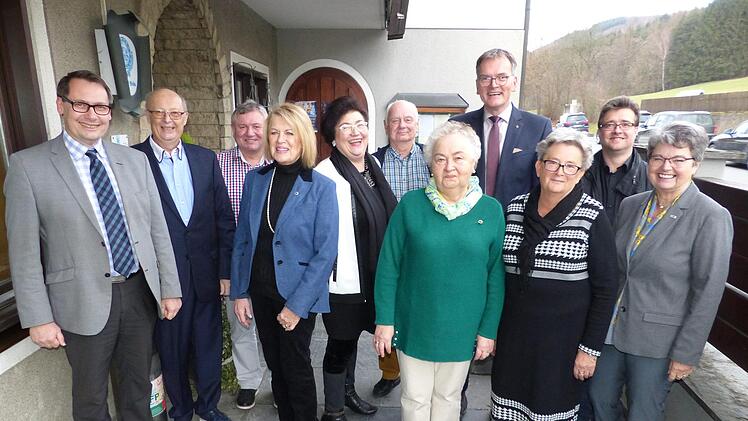 Unser Bild zeigt (von links nach rechts) Bürgermeister Roland Wolfrum, Harald Fraas, Peter Gleich, Hermine Harten, Renate Kraus, Klaus Göldel, Brigitte Hildner, Pfarrer Wolfgang Oertel, Brigitte Kellner, Klaus Oberkofler und Irmtraud Ackermann.  Foto: Klaus-Peter Wulf