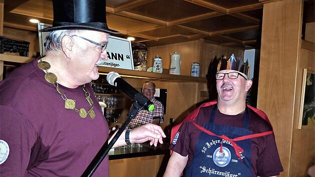 Karl-Heinz Kr&uuml;ger (links) erf&uuml;llt einmal im Jahr zur Kerwa seine Pflichten als Pr&auml;sident der "Sch&uuml;rzenj&auml;ger".