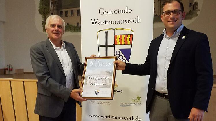 B&uuml;rgermeister Florian Atzm&uuml;ller &uuml;berreichte seinem Vorg&auml;nger, J&uuml;rgen Karle, die Urkunde zur Verleihung des Ehrentitels "Altb&uuml;rgermeister".