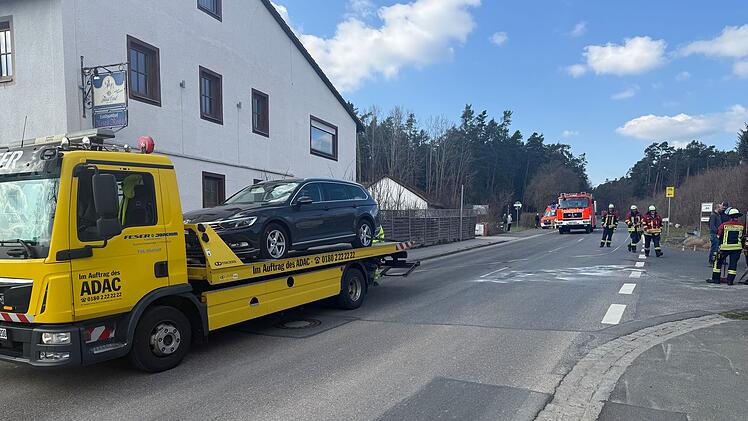 Auto übersieht Motorradfahrer beim Abbiegen: Biker bei Unfall verletzt