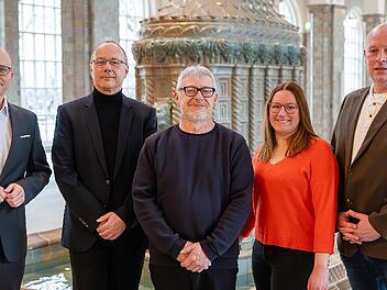 Oberb&uuml;rgermeister Dirk Vogel (von links), der Leiter der Veranstaltungsabteilung der Staatsbad Bad Kissingen GmbH, Bruno Heynen, sowie (weiter von rechts) der Kurdirektor und Gesch&auml;ftsf&uuml;hrer der Bayerischen Staatsbad Bad Kissingen GmbH, Sebastian ...