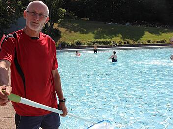 "Das Strenge ist der Bademeister-Blick", sagt Klaus Hanke, der im Freibad Ebern für Sicherheit sorgt.  Foto: Eckehard Kiesewetter