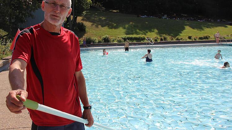 "Das Strenge ist der Bademeister-Blick", sagt Klaus Hanke, der im Freibad Ebern für Sicherheit sorgt.  Foto: Eckehard Kiesewetter