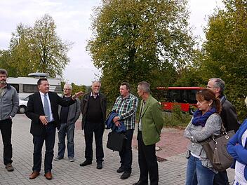 Bürgermeister Karsten Fischkal (2. v. l.) musste sich beim Ortstermin anstrengen, um den Verkehrslärm zu übertönen. Foto: Pauline Lindner