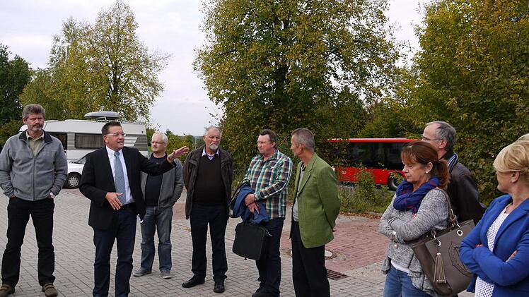 Bürgermeister Karsten Fischkal (2. v. l.) musste sich beim Ortstermin anstrengen, um den Verkehrslärm zu übertönen. Foto: Pauline Lindner