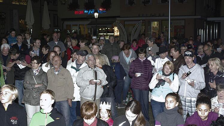 Mehr als 300 Besucher singen auf dem Marktplatz die Franken-Hymne. Foto: Winfried Ehling