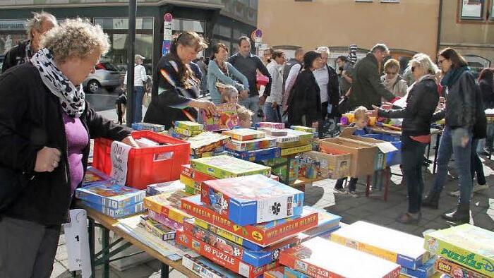 Beim großen Flohmarkt in der Innenstadt war auch vor den Räumlichkeiten der Diakonie viel los: Dort wurden die "überschüssigen" Spielsachen, die für den Paul-Gerhardt-Kindergarten gespendet worden sind, verkauft.