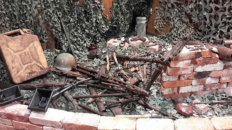 Bei Bauarbeiten wurden altes Kriegsgerät und andere vergrabene Utensilien gefunden.Auch sie werden originalgetreu dokumentiert. Foto: Rolf Pralle
