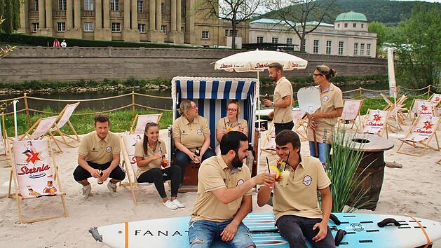 Ein Prosit auf die Lebensfreude: Das Stadtstrandteam freut sich auf den Sommer in Bad Kissingen Foto: Werner Vogel