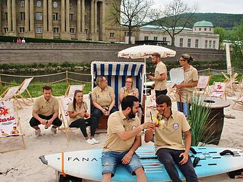Ein Prosit auf die Lebensfreude: Das Stadtstrandteam freut sich auf den Sommer in Bad Kissingen Foto: Werner Vogel