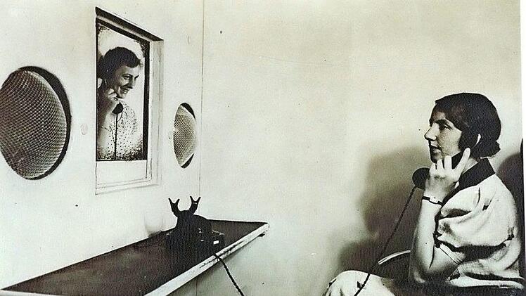 Diese Aufnahme stammt aus dem Jahr 1936 und zeigt ein Bildtelefon.  Foto: Museum für Kommunikation Berlin