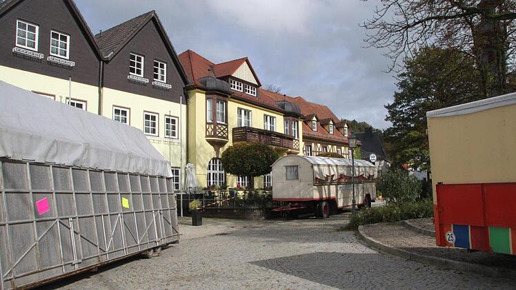 Gähnende Leere: Seit Sonntag sind die Kirchweih-Buden auf dem Marktplatz in Wirsberg vor Alexander Herrmanns Posthotel  (im Hintergrund) geschlossen. Andreas Schmitt