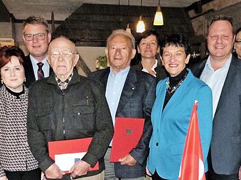 Ehrungen standen im Mittelpunkt der Hauptversammlung des SPD-Ortsvereins Kulmbach. Unser Bild zeigt (von links) stellvertretende Ortsvorsitzende Elisabeth Weith, Klaus H&uuml;bner, G&uuml;nther Pittroff, stellvertretende Landr&auml;tin Christina Flauder, Bezirkstagkandidat Holger Grie&szlig;hammer, Theo Bauernfeind, Gerhard B&ouml;hm, stellvertretende Ortsvorsitzende Heike Schweens, SPD-Kreisvorsitzende Inge Aures, Ortsvorsitzenden und Stadtrat Ingo Lehmann, Unterbezirksvorsitzenden Simon Moritz, Tobias Ostermann und...