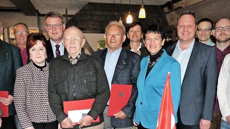 Ehrungen standen im Mittelpunkt der Hauptversammlung des SPD-Ortsvereins Kulmbach. Unser Bild zeigt (von links) stellvertretende Ortsvorsitzende Elisabeth Weith, Klaus H&uuml;bner, G&uuml;nther Pittroff, stellvertretende Landr&auml;tin Christina Flauder, Bezirkstagkandidat Holger Grie&szlig;hammer, Theo Bauernfeind, Gerhard B&ouml;hm, stellvertretende Ortsvorsitzende Heike Schweens, SPD-Kreisvorsitzende Inge Aures, Ortsvorsitzenden und Stadtrat Ingo Lehmann, Unterbezirksvorsitzenden Simon Moritz, Tobias Ostermann und...