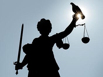 Das Verfahren gegen einen Mann, der   wegen  mehrerer Drogendelikte angeklagt war, wurde vorläufig eingestellt. Er gilt als verhandlungsunfähig.   Scheitert hier die Justiz? Foto: Arne Dedert / dpa