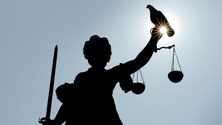 Das Verfahren gegen einen Mann, der   wegen  mehrerer Drogendelikte angeklagt war, wurde vorläufig eingestellt. Er gilt als verhandlungsunfähig.   Scheitert hier die Justiz? Foto: Arne Dedert / dpa