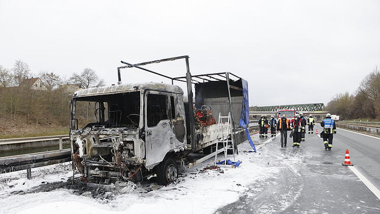 Ein Lastwagen ist am Mittwoch (7. April 2021) ist gegen 11.45 Uhr auf der Südwesttangente zwischen Nürnberg-Gebersdorf und der B14 kurz vor der Anschlussstelle Schweinau in Flammen aufgegangen.