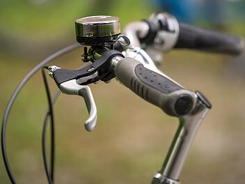 Ein 74-jähriger Radfahrer stürzte am 3. Juli 2025 zwischen Simmersdorf und Wachenroth und wurde erst Stunden später durch Hilferufe von einem engagierten Ehepaar aus Horbach entdeckt und gerettet.