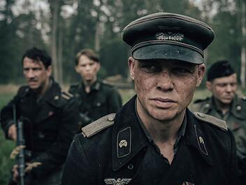 David Sch&uuml;tter (dritter von links) verk&ouml;rpert in "Der Tiger" den Panzerommandanten Philip Gerkens.