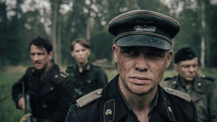 David Sch&uuml;tter (dritter von links) verk&ouml;rpert in "Der Tiger" den Panzerommandanten Philip Gerkens.