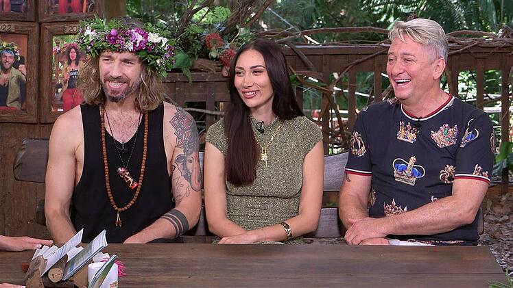 Die stolzen Top drei des diesj&auml;hrigen Dschungelcamps: Sieger Gil mit Samira und Hubert (rechts).