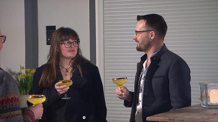 Philipp begr&uuml;&szlig;t seine G&auml;ste im Hof mit einem erfrischenden Maracuja-Drink.