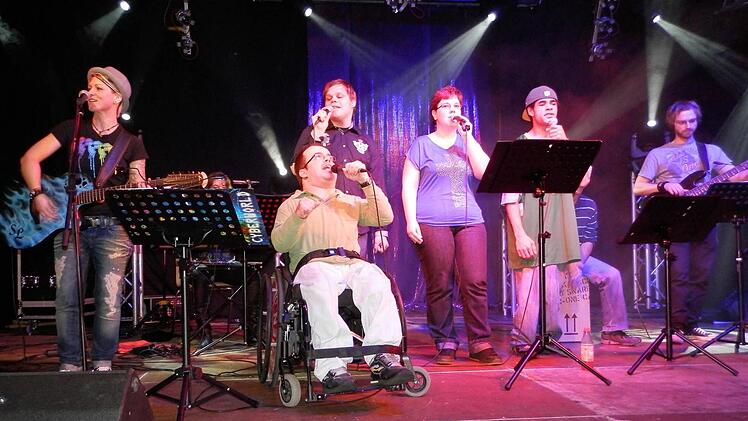 Steffi List und der Chor Mosaik mit Sänger Christian begeisterten die Zuhörer. Foto: Rainer Fritsch