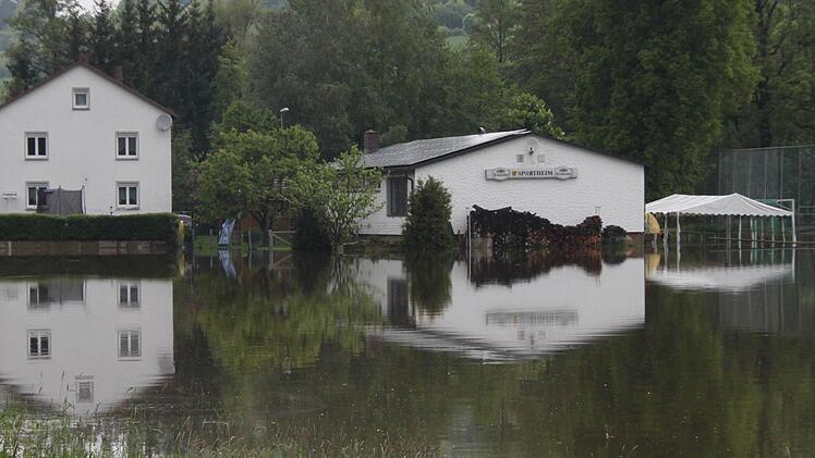 Das Sportgelände von Ködnitz ist überflutet. Fotos: Katrin Geyer