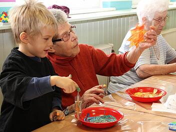 Max und Marianne Pietrowsky basteln gemeinsam einen Weihnachtsstern.Foto: Erlwein
