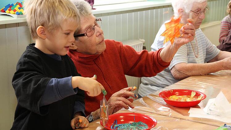 Max und Marianne Pietrowsky basteln gemeinsam einen Weihnachtsstern.Foto: Erlwein
