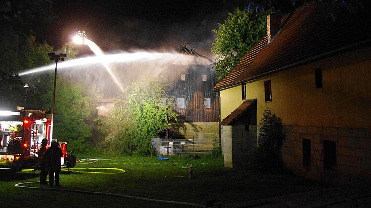 Die Thurnauer Wehr verhinderte, dass das Feuer von der Scheune auf das Wohnhaus übergriff.