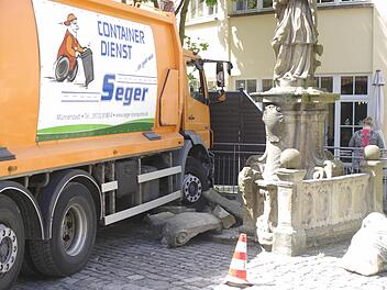 Die steinere Brüstung, die den Viehmarktheiligen umgibt, wurde bei dem Unfall zerstört.  Foto: Winfried Ehling