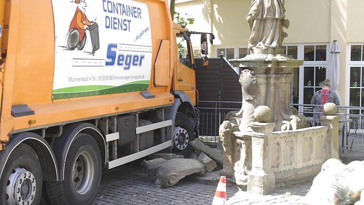 Die steinere Brüstung, die den Viehmarktheiligen umgibt, wurde bei dem Unfall zerstört.  Foto: Winfried Ehling