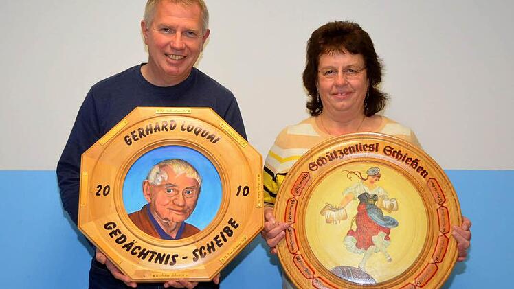 Ganz wichtig bei den Reiterswiesener Schützen sind neben dem Schützenkönig noch die Empfänger der Loquai-Gedächtnisscheibe und die Schützenliesel. In diesem Jahr gingen die Scheiben an Johannes Piekarski und Monika Back. Foto: Peter Rauch