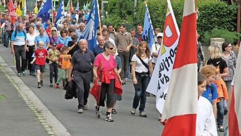 Der Zug von Hallerndorf hinauf zur Wallfahrtskirche am Kreuzberg bot ein farbenprächtiges Bild. Foto: Mathias Erlwein