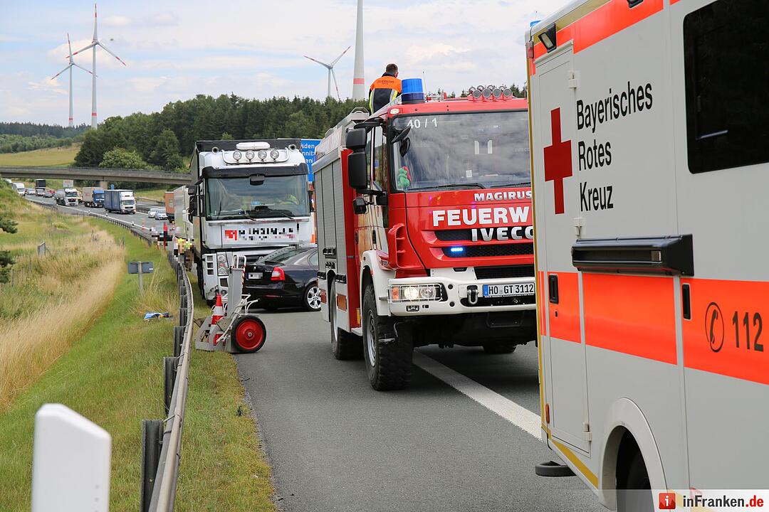 Lkw schleift Skoda vor sich her