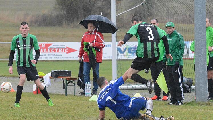 Mit 2:0 gewann die SG Oberbach/Riedenberg II (gestreifte Trikots) bei der SG Oberleichtersbach/Modlos. Foto: ssp