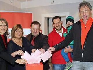 Im Bürgerbüro warben Renate Schroff, Rita Dankers und weitere Mitglieder um eine hohe Beteiligung.  Foto: sae