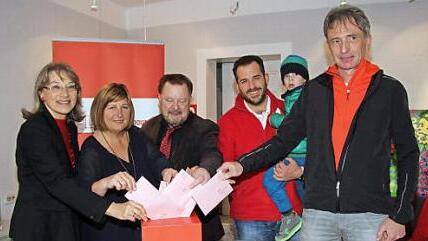 Im Bürgerbüro warben Renate Schroff, Rita Dankers und weitere Mitglieder um eine hohe Beteiligung.  Foto: sae