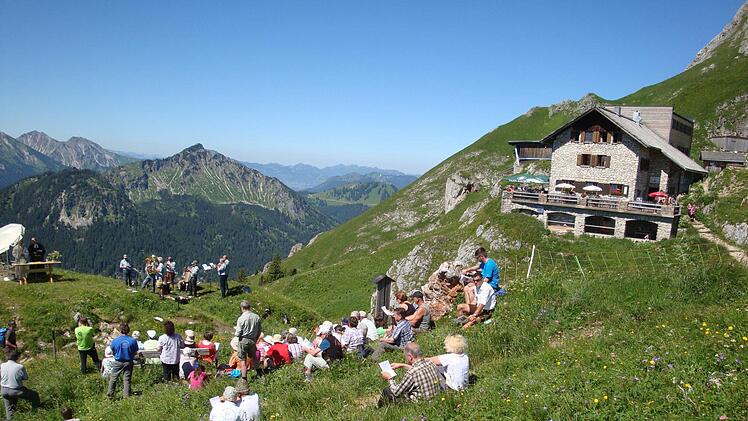 Zum traditionellen Berggottesdienst an der Kissinger Hütte trefen sich Mitglieder des Bad Kissinger Alpenvereins. Foto: Steidle.