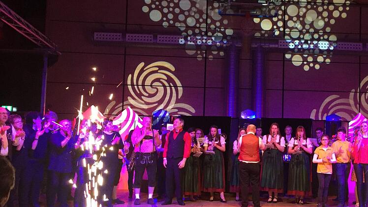 Zum Finale kamen alle Akteure auf die Bühne.K.-H. Hofmann