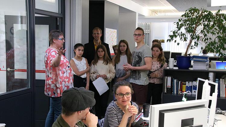 Die stellvertretende Redaktionsleiterin Annett Lüdeke (vorne) erläutert Michael Presl (links hinten) und den Schülern des Kissori-Lernzentrums die tägliche Arbeit der Redaktion. Foto: Ralf Ruppert
