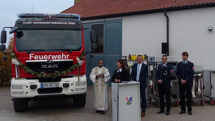 Segnung Jacob Kurasserry, Ulrike Lorentz, Ludwig Wahl, Feuerwehrkommandant Sebastian Beck und sein Stellvertreter Andreas Warter (v. l.)   Foto: Pauline Lindner