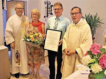 Bei der Urkundenübergabe in St. Wolfgang (von links): Diakon Wolfgang Fehn, Kirchenpflegerin Elvira Ludwig, Michael Lutz und Pfarrer Hans-Michael Dinkel.  Foto: Gerd Fleischmann