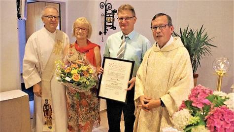 Bei der Urkundenübergabe in St. Wolfgang (von links): Diakon Wolfgang Fehn, Kirchenpflegerin Elvira Ludwig, Michael Lutz und Pfarrer Hans-Michael Dinkel.  Foto: Gerd Fleischmann